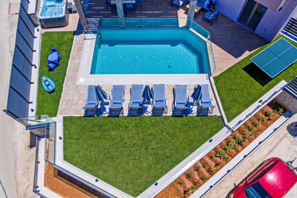 Villa Anthi, A Modern Villa With Salted Water Pool,Hot Tub & Bbq! 레팀노 외부 사진