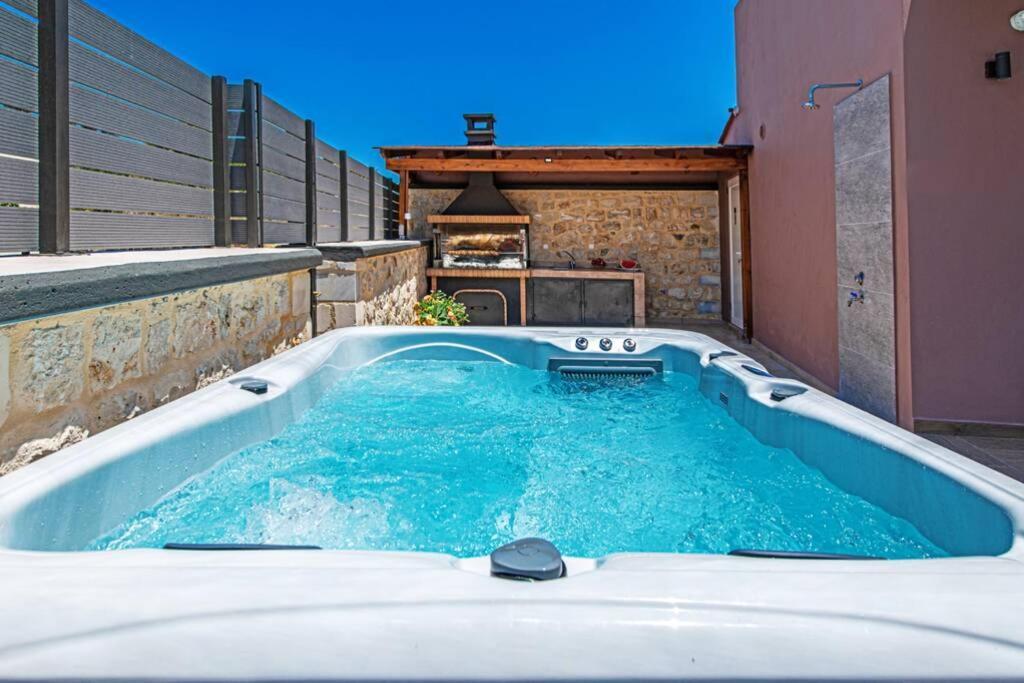 Villa Anthi, A Modern Villa With Salted Water Pool,Hot Tub & Bbq! 레팀노 외부 사진